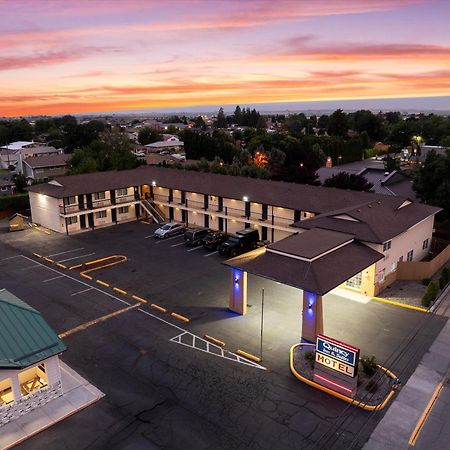 Quincy Inn And Suites Екстер'єр фото