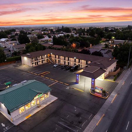 Quincy Inn And Suites Екстер'єр фото