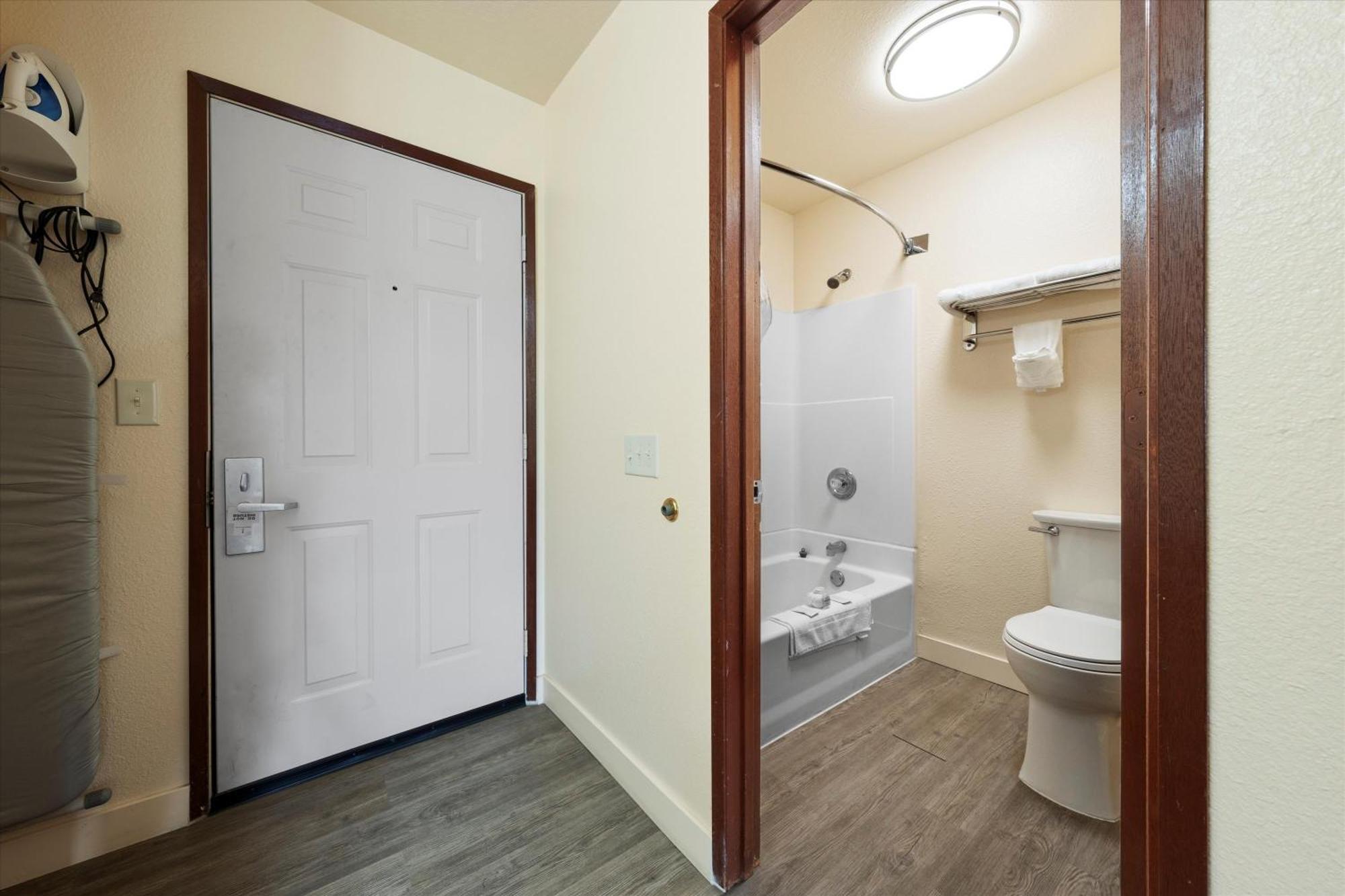 Quincy Inn And Suites Екстер'єр фото