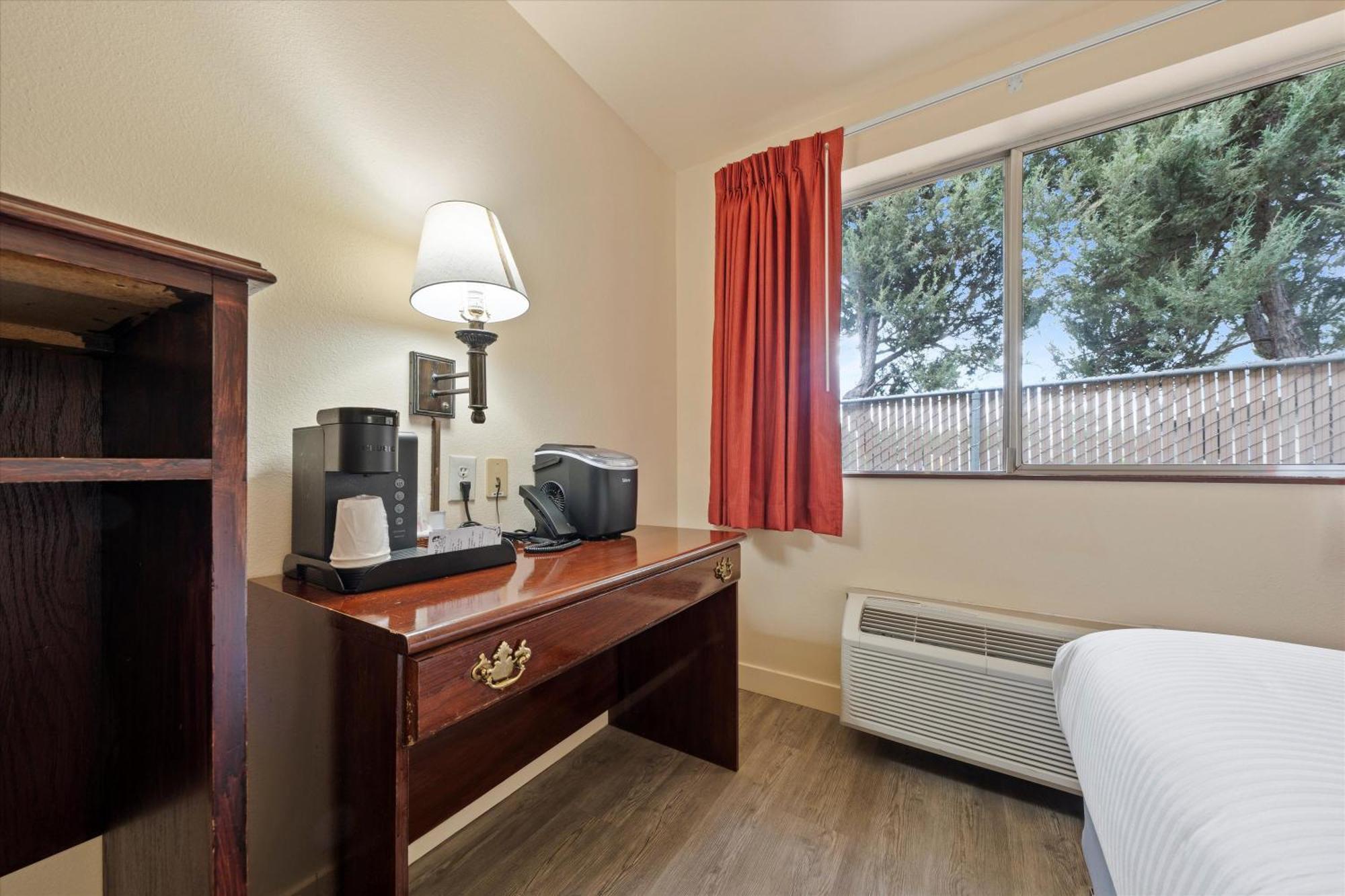 Quincy Inn And Suites Екстер'єр фото