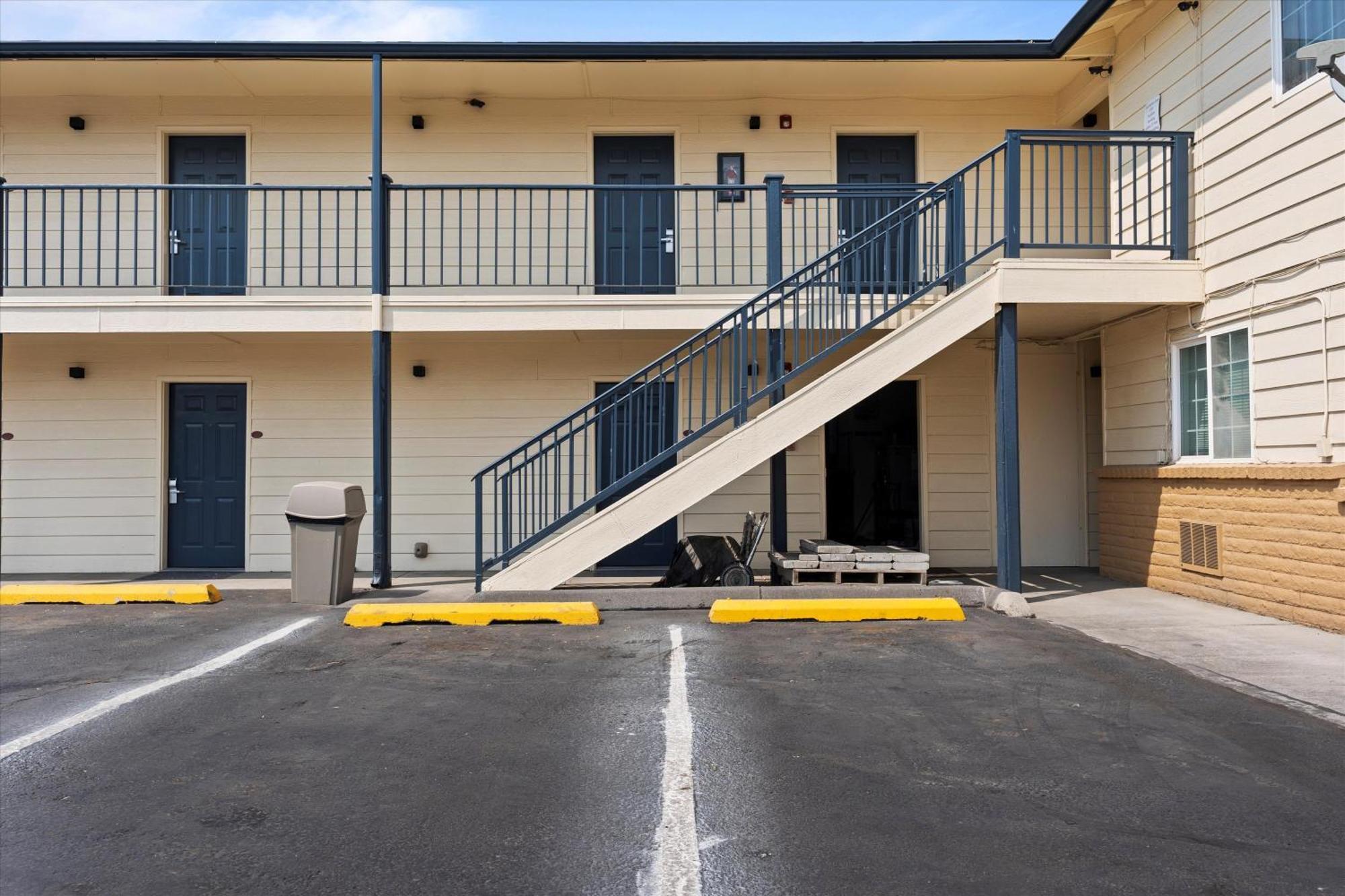 Quincy Inn And Suites Екстер'єр фото