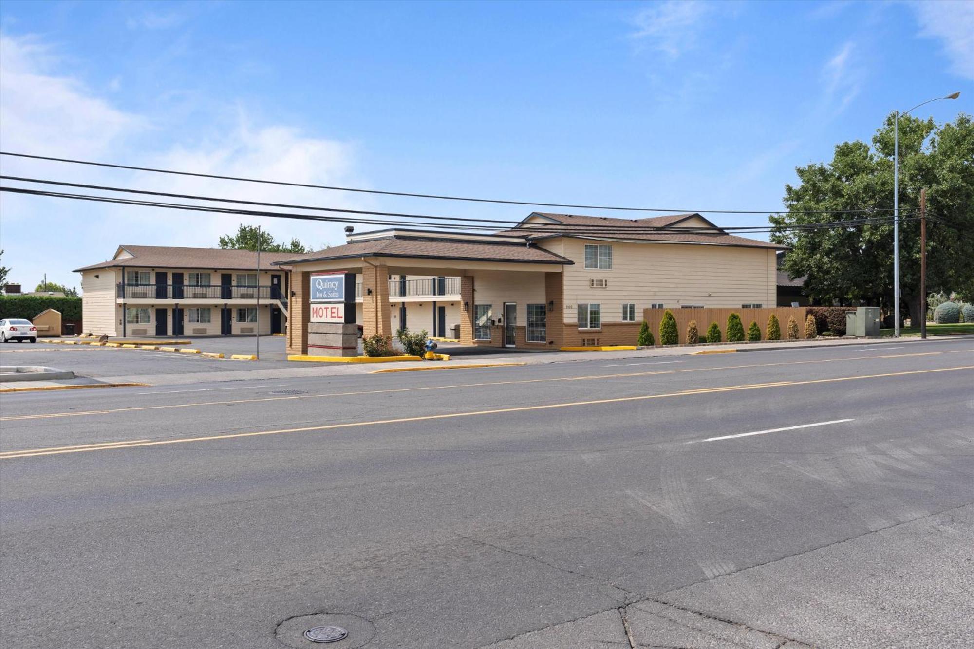 Quincy Inn And Suites Екстер'єр фото