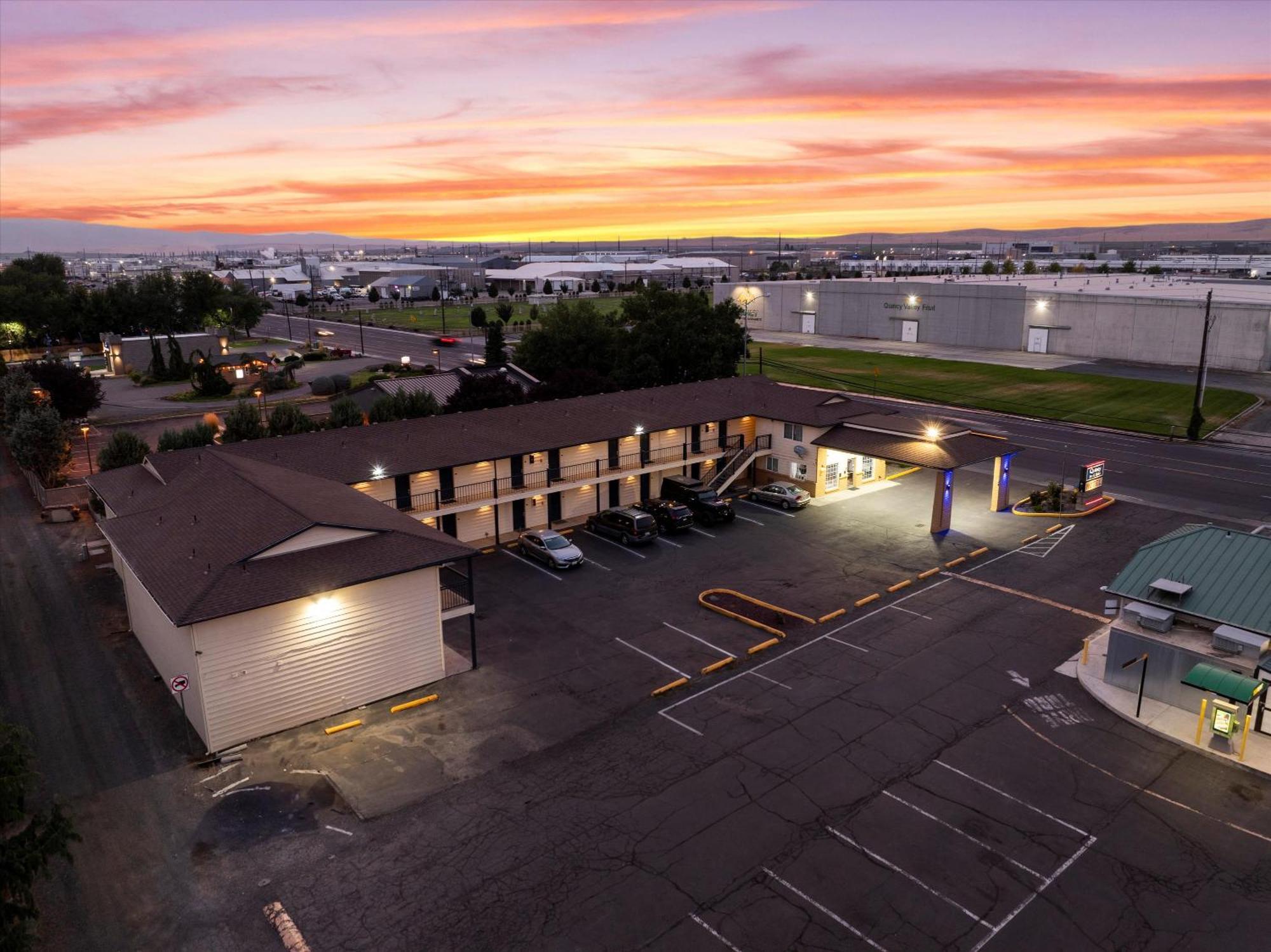 Quincy Inn And Suites Екстер'єр фото