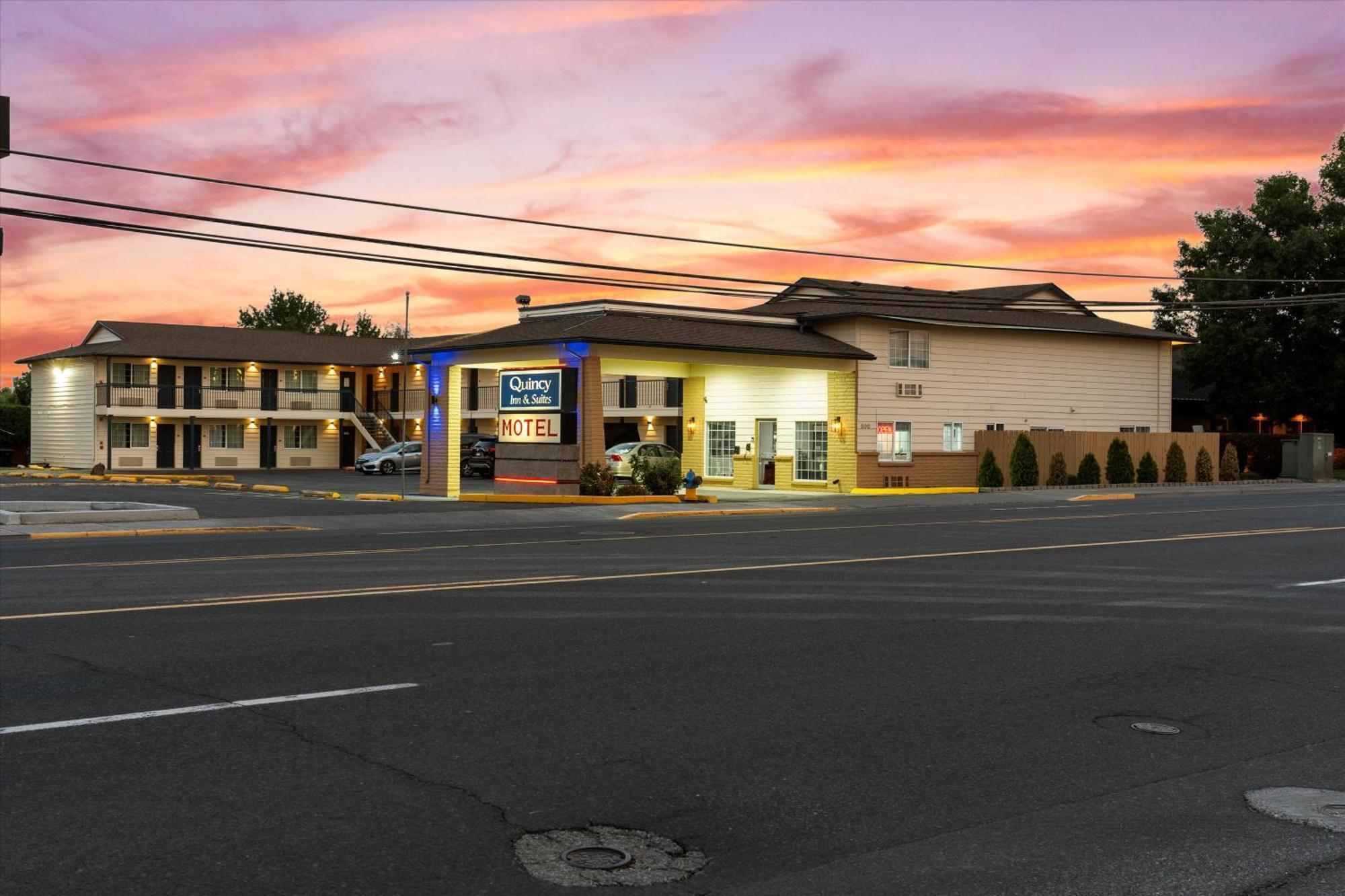 Quincy Inn And Suites Екстер'єр фото