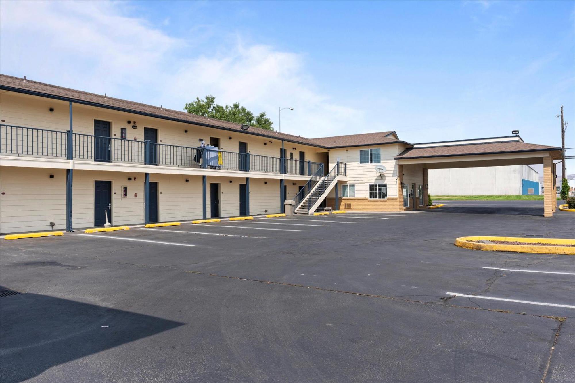 Quincy Inn And Suites Екстер'єр фото
