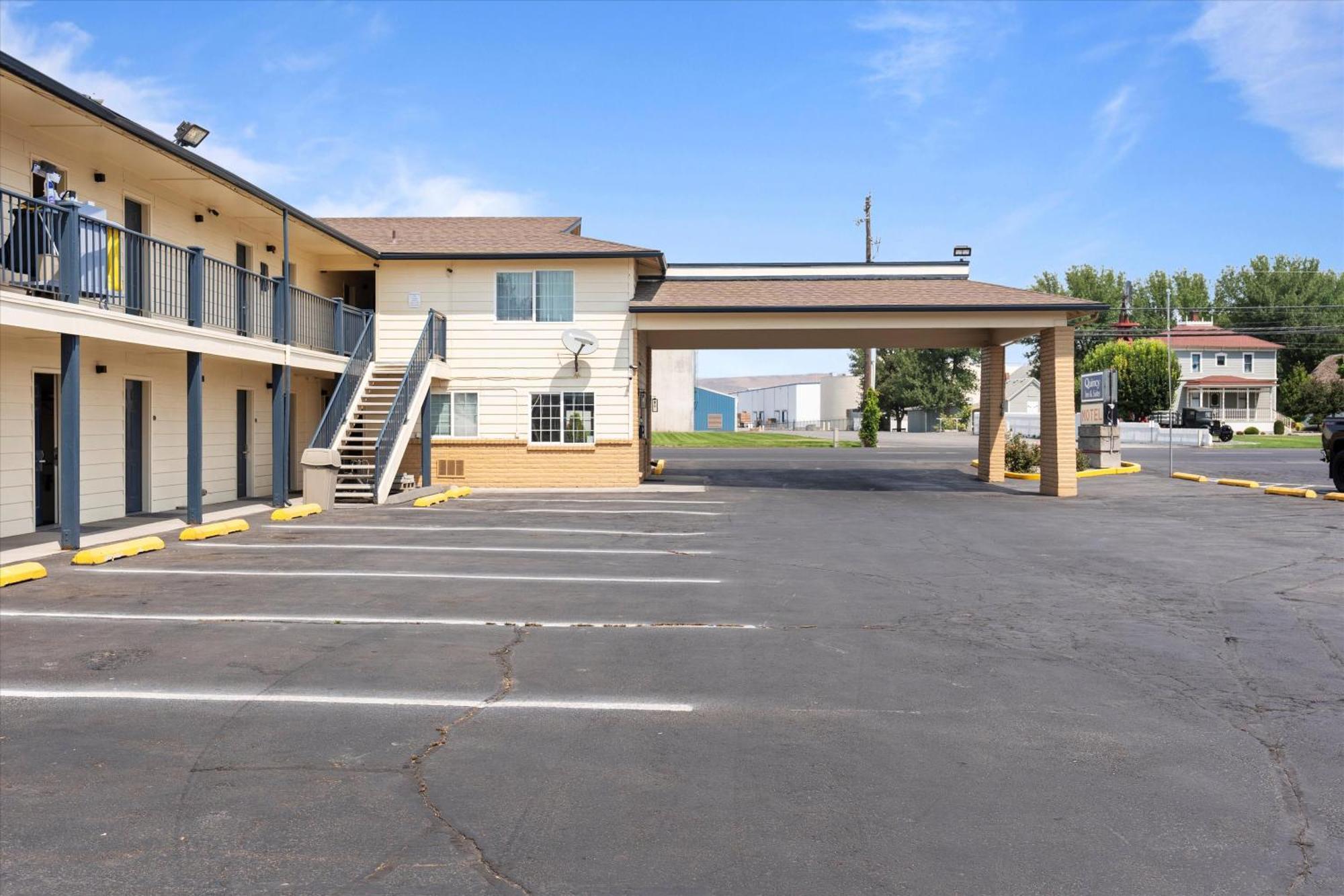 Quincy Inn And Suites Екстер'єр фото