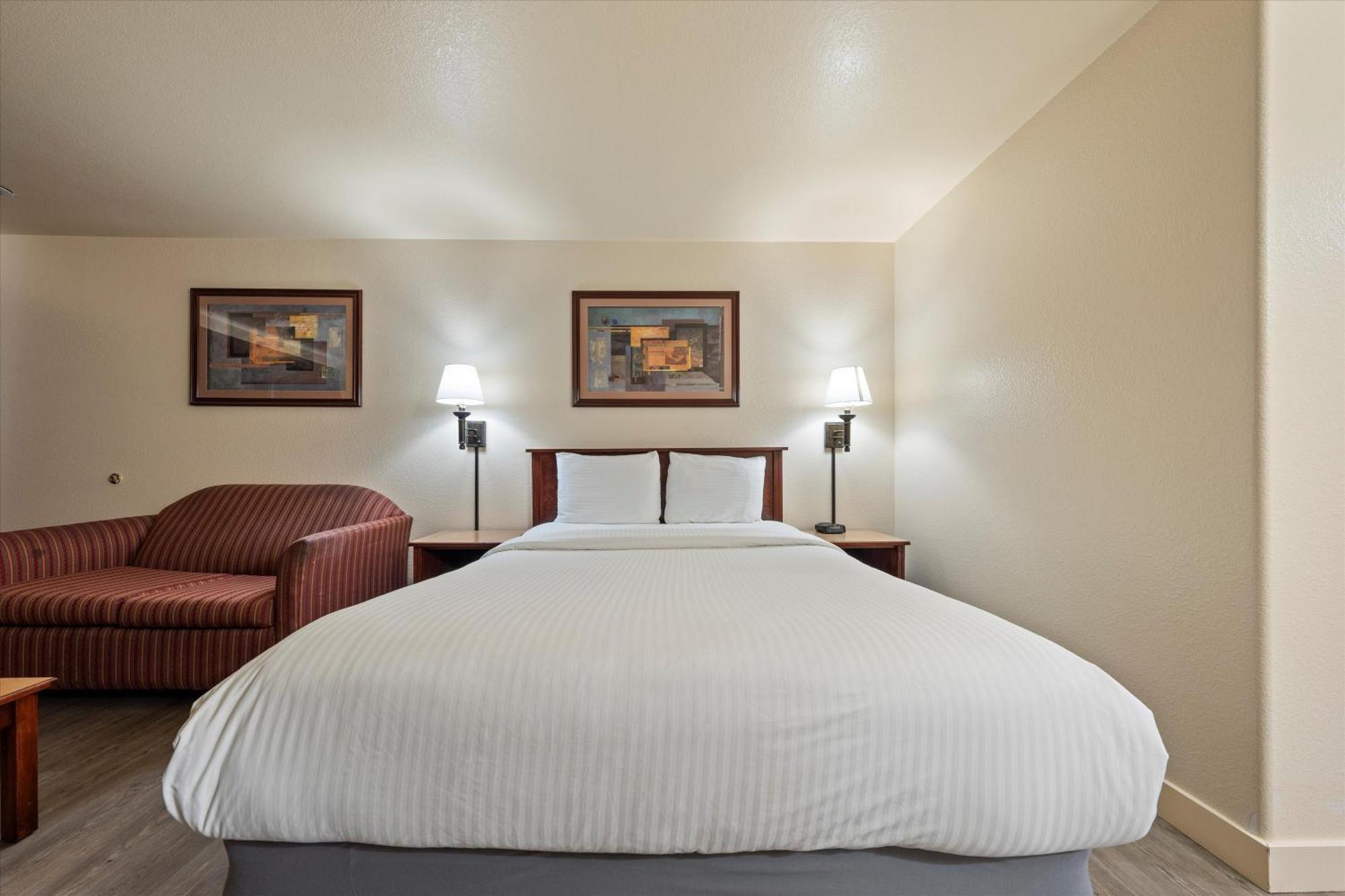 Quincy Inn And Suites Екстер'єр фото
